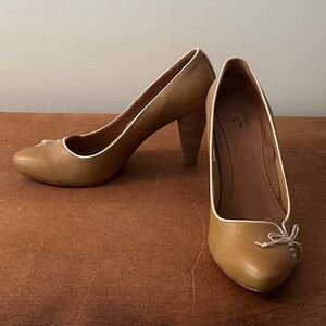 J Shoes Tan Leather Pumps Size 10 – Classic Bow Detail Heels